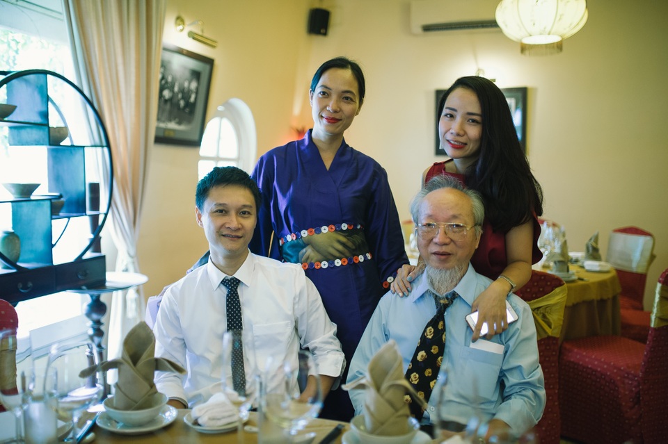 Nguyễn Hoàng Điệp nhận Huân chương Hiệp sĩ của chính phủ Pháp tại Hà Nội - 7 Nguyễn Hoàng Điệp và gia đình.