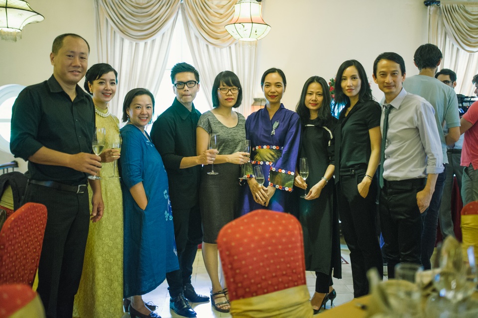 Nguyễn Hoàng Điệp nhận Huân chương Hiệp sĩ của chính phủ Pháp tại Hà Nội - 6 Đông đảo bạn bè, đồng nghiệp đến chúc mừng Nguyễn Hoàng Điệp.