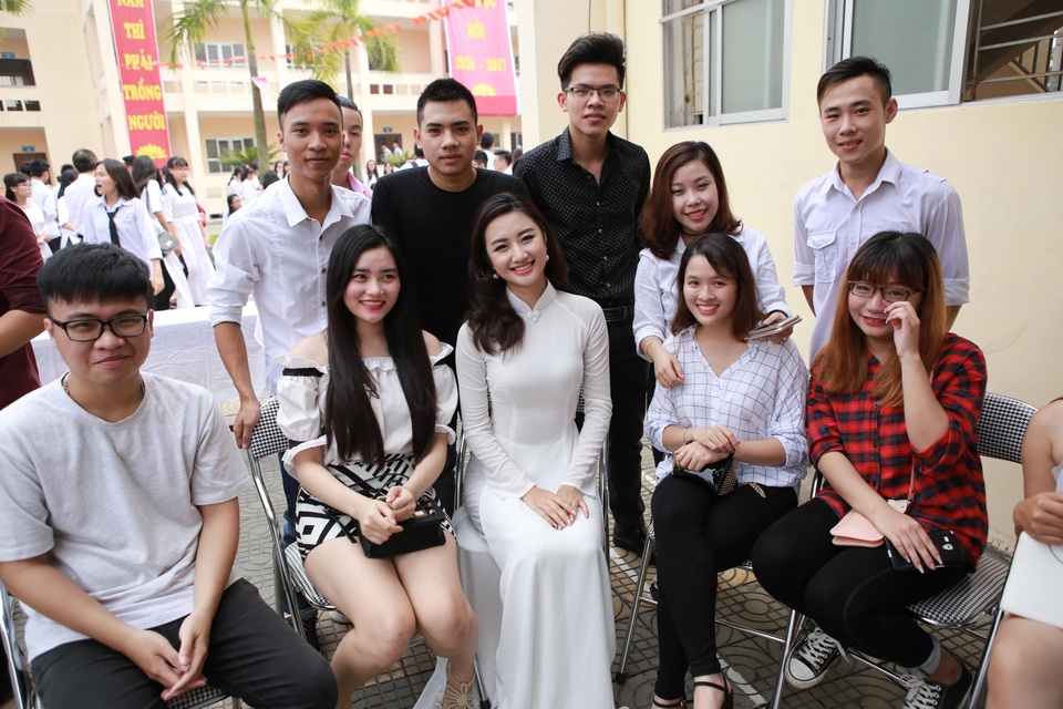 
Hoa hậu Bản sắc Việt toàn cầu gặp lại các bạn bè cũ trong lễ khai giảng. Họ đã có những phút giây nói chuyện rất vui vẻ ngay trong không gian của ngôi trường đầy kỷ niệm.
