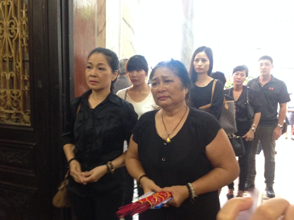 Nghệ sĩ Kim Xuyến và các nghệ sĩ trong đoàn phim Đất và người nghẹn ngào khi vào thắp hương cho lão Quềnh. Ảnh: Hà Tùng Long.