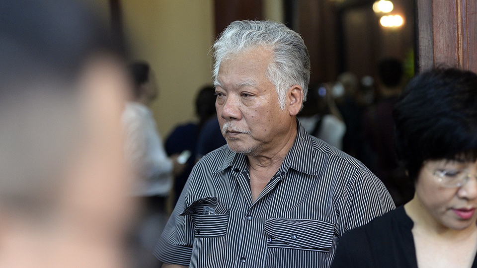 Đạo diễn, NSƯT Lê Chức có mặt từ rất sớm để điều hành tang lễ.