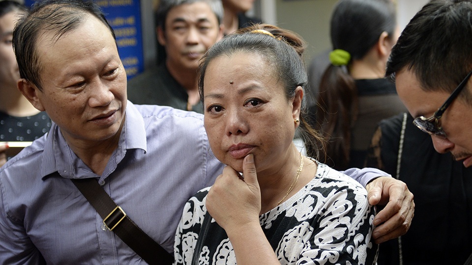 Diễn viên Thu Hà, một người bạn diễn khá thân thiết của nghệ sĩ Hán Văn Tình cũng không cầm được nước mắt.