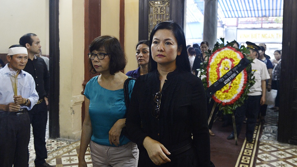 NSND Thu Quế thẫn thờ khi dẫn đoàn vào viếng.