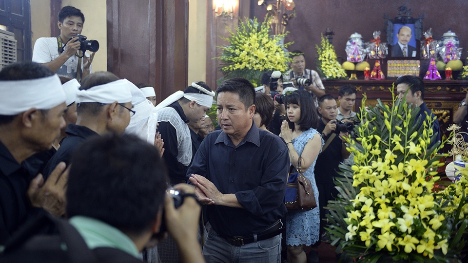 NSƯT Chí Trung nói lời chia buồn với gia đình nam nghệ sĩ khi dẫn đầu đoàn Nhà hát Tuổi Trẻ vào viếng.