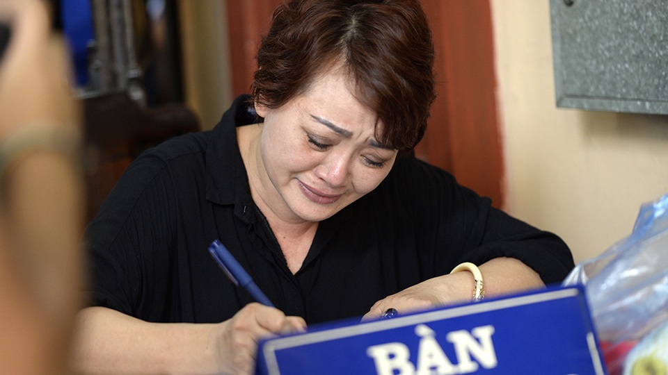 Nghệ sĩ hài Trà My khóc nức nở khi ghi sổ tang cho người anh thân thiết.