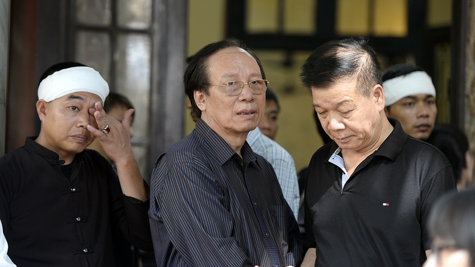 NSND Lê Tiến Thọ và nhà biên kịch Chu Thơm cũng buồn rười rượi khi chứng kiến cảnh những đoàn người nối nhau vào viếng người em của mình.