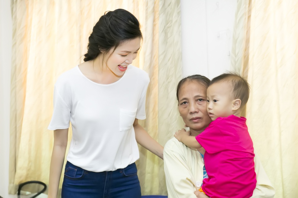 Thùy Dung không kìm được nước mắt khi trao quà cho bệnh nhi - 7 Thùy Dung không kìm được nước mắt khi trao quà cho bệnh nhi - 7
