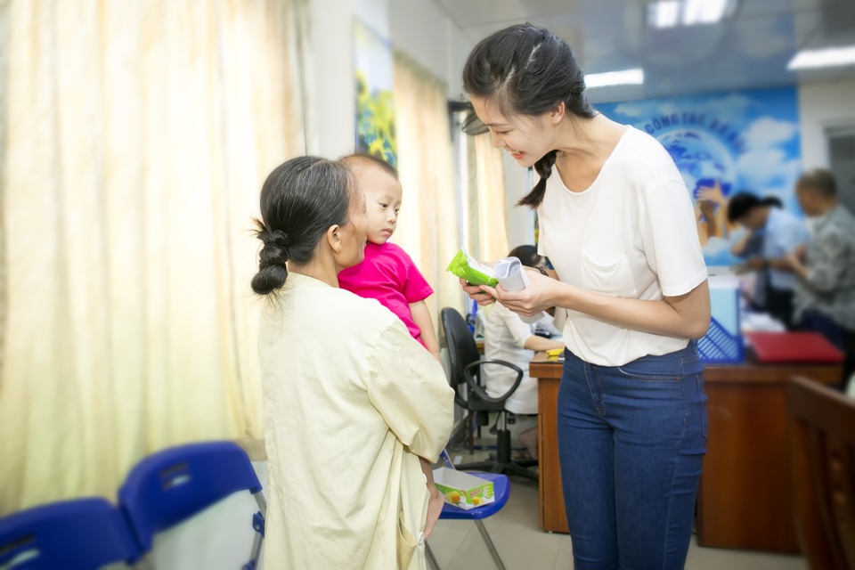 Thùy Dung không kìm được nước mắt khi trao quà cho bệnh nhi - 2 Thùy Dung không kìm được nước mắt khi trao quà cho bệnh nhi - 2