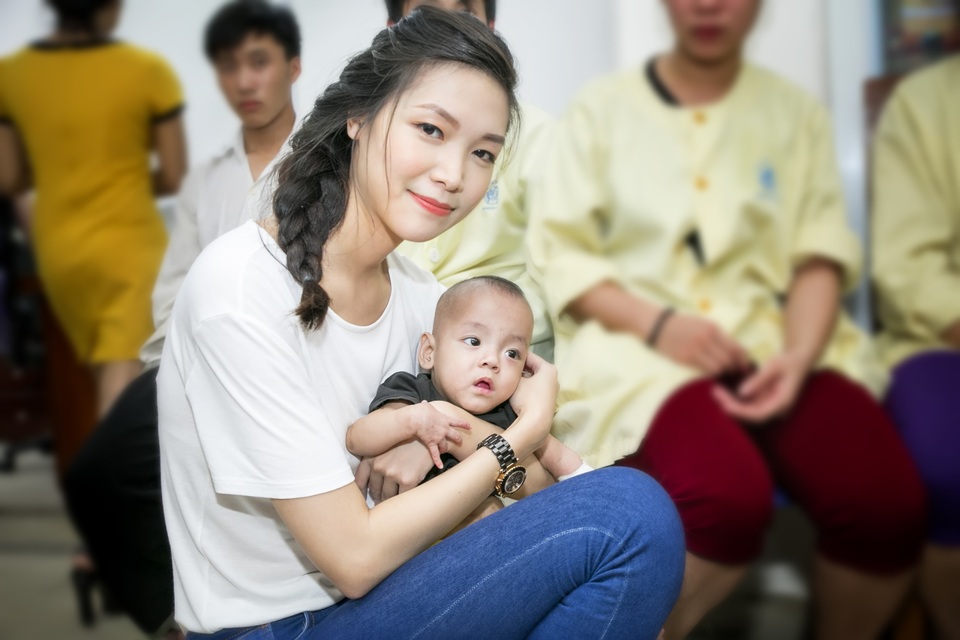Thùy Dung không kìm được nước mắt khi trao quà cho bệnh nhi - 4
Trực tiếp thăm hỏi và trò chuyện với những gia đình có bệnh nhi đang điều trị, ngoài việc vui chơi, đùa nghịch với bệnh nhi thì nàng Hoa hậu 2008 cũng không khỏi xúc động, Thùy Dung đã bật khóc và ôm chầm lấy các em nhỏ khi nghe những tâm sự, chia sẻ từ cha mẹ các em.