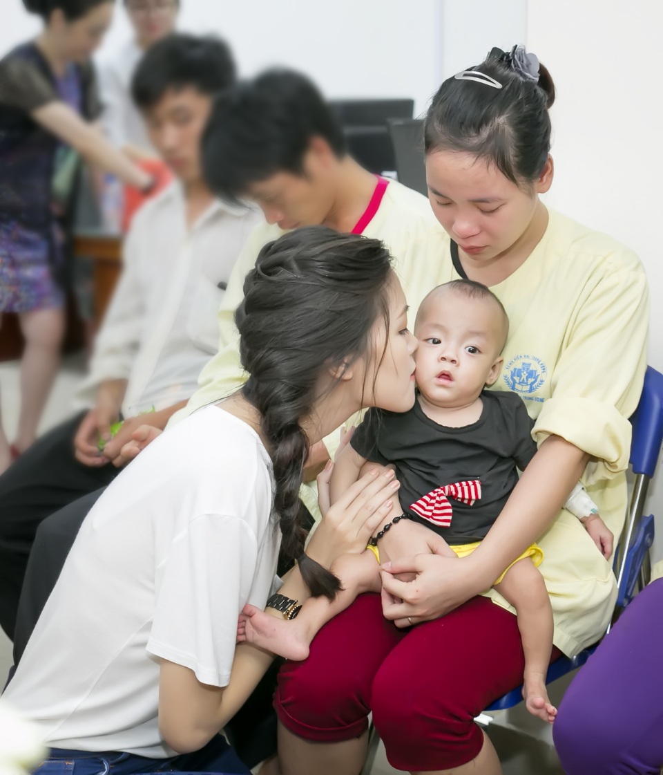 Thùy Dung không kìm được nước mắt khi trao quà cho bệnh nhi - 6 Thùy Dung cho biết: “Tôi không kìm được nước mắt, vì hầu hết các em nhỏ đến từ những vùng miền rất xa và phải điều trị dài ngày tại bệnh viện nhi. Cuộc sống khó khăn và sự vất vả của cha mẹ các em khiến cơ hội chữa bệnh của các em nhỏ cũng mong manh hơn. Tôi muốn mọi người cùng chung tay giúp đỡ những cảnh ngộ đáng thương này”.