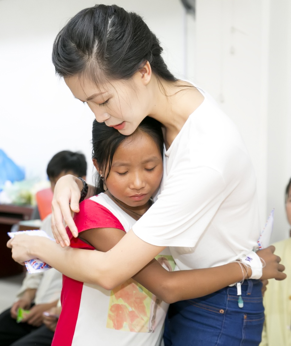 Thùy Dung không kìm được nước mắt khi trao quà cho bệnh nhi - 5 Thùy Dung không kìm được nước mắt khi trao quà cho bệnh nhi - 5