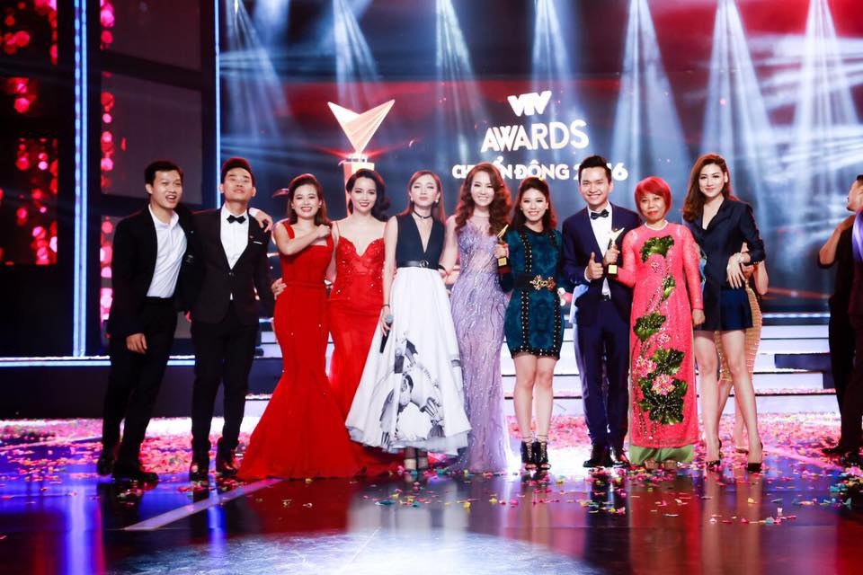 “Zippo, Mù tạt và Em” ẵm cùng lúc 3 giải thưởng tại VTV Awards 2016 - 8 Các diễn viên, nghệ sĩ, BTV và Á hậu chụp ảnh kỷ niệm sau chương trình.