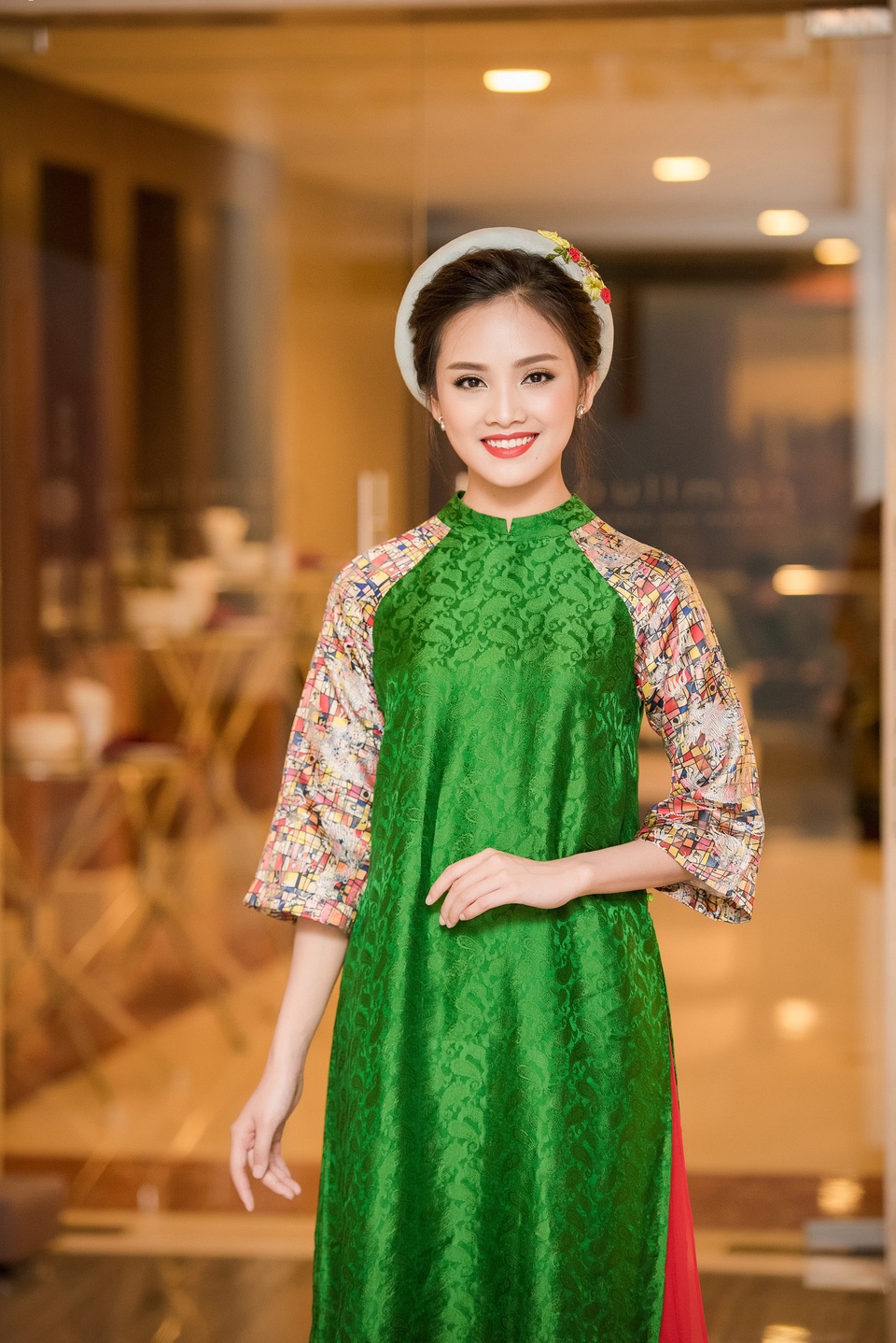 “Cô gái vàng” của Top 10 Hoa hậu Việt Nam hội ngộ Hoa khôi xứ chè - 5 Trong khi đó, người đẹp Thái Nguyên Tố Như lại lựa chọn trang phục áo dài cách điệu, kết hợp cùng mấn đội đầu của nhà thiết kế Thuỷ Nguyễn. Bộ trang phục với những chi tiết thêu tay tỉ mỉ thực sự mang lại vẻ đẹp quyền quý và bí ẩn cho người mặc.