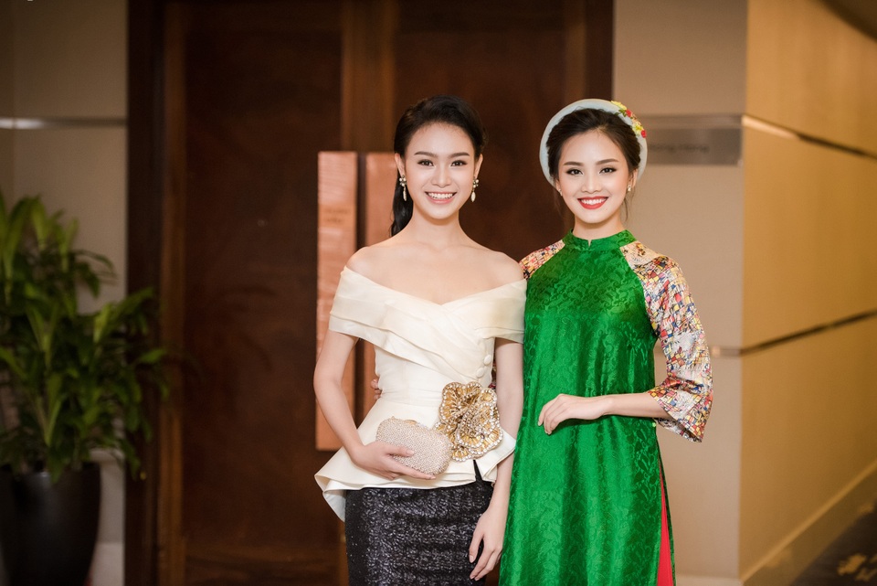 “Cô gái vàng” của Top 10 Hoa hậu Việt Nam hội ngộ Hoa khôi xứ chè - 2 Mặc dù đều chỉ lọt đến top 10 của cuộc thi Hoa hậu Việt Nam 2016 nhưng Ngọc Vân và Tố Như là hai người đẹp để lại rất nhiều ấn tượng yêu mến trong lòng công chúng. Chính vì thế nên họ cũng nhận được nhiều sự yêu mến của các nhãn hàng và ngày hôm nay chính là lần đầu tiên đi dự event của cả hai người đẹp sau khi kết thúc cuộc thi.