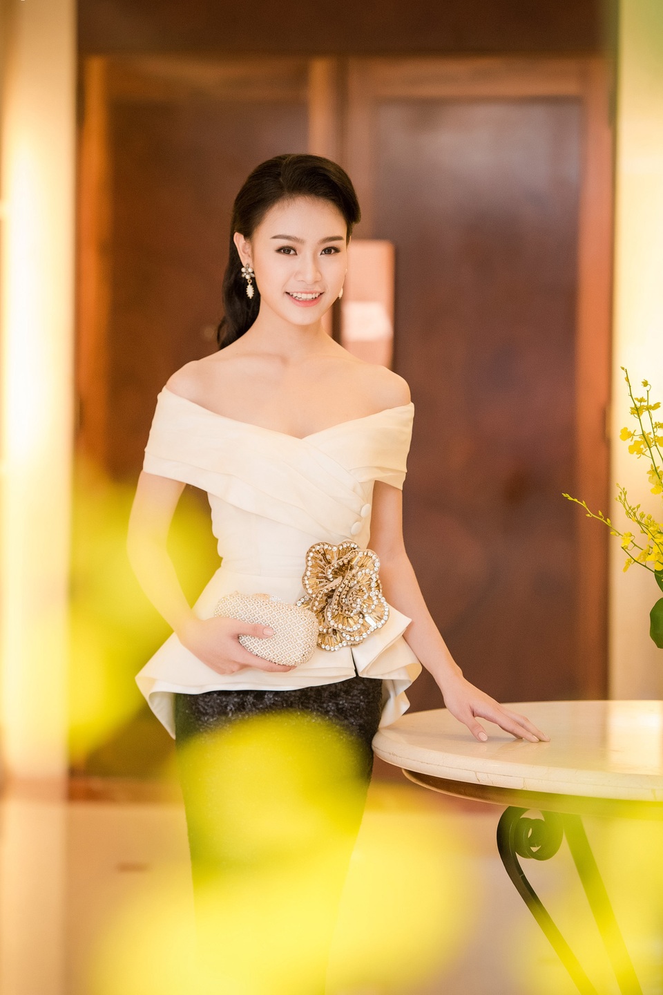“Cô gái vàng” của Top 10 Hoa hậu Việt Nam hội ngộ Hoa khôi xứ chè - 3 Tham dự sự kiện sáng nay, Ngọc Vân chọn cho mình thiết kế thanh lịch kết hợp giữa hai tông màu đen - trắng vô cùng sang trọng, đính thêm bông hoa kết tỉ mỉ bằng cườm trên thắt eo tạo nên điểm nhấn thanh lịch.