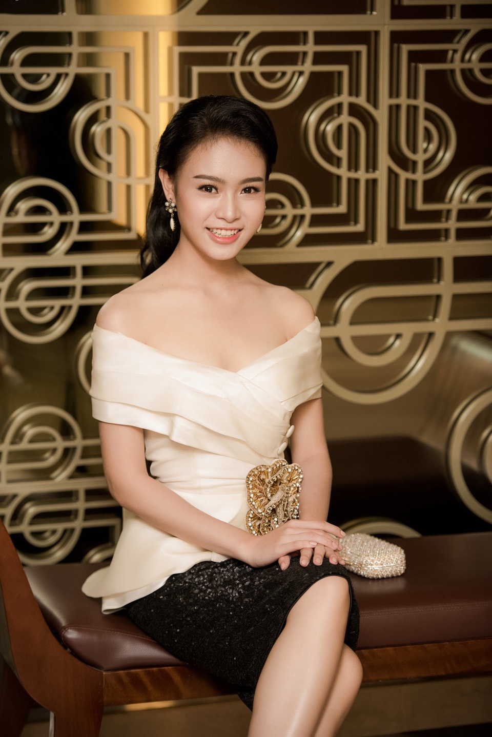 “Cô gái vàng” của Top 10 Hoa hậu Việt Nam hội ngộ Hoa khôi xứ chè - 4
Chi tiết trễ vai tạo nên vẻ đẹp yêu kiều và quyến rũ cho người đẹp. Cô chọn tông trang điểm nhẹ nhàng, thanh lịch, kết hợp cùng mái tóc được cột cao, mang lại tổng thể chỉn chu, ấn tượng. Có thể nói, tuy mới bước ra khỏi cuộc thi không lâu nhưng Ngọc Vân đã có sự đầu tư rất nghiêm túc cho sự xuất hiện của mình trước công chúng và có sự “lột xác” ấn tượng về phong cách thời trang.