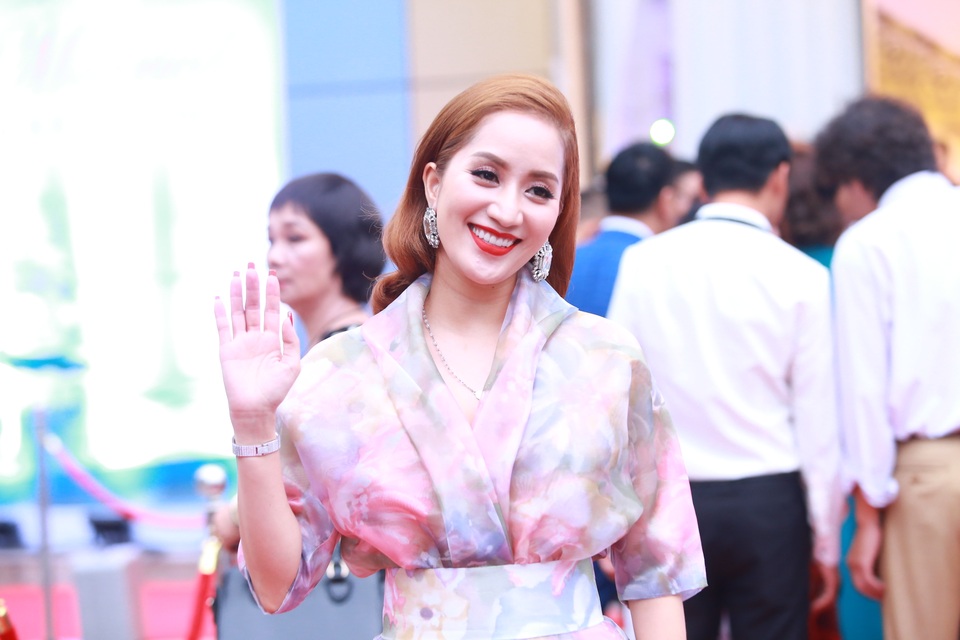 
Trước đó, khoảng 18h, Khánh Thi - “người cũ” của Chí Anh đã rạng rỡ đến dự tiệc. Cô đi một mình ra Hà Nội vì ông xã Phan Hiển bận công việc. Xuất hiện tại tiệc cưới, Khánh Thi cười không ngớt, cô trò chuyện rất rôm rả với mọi người.
