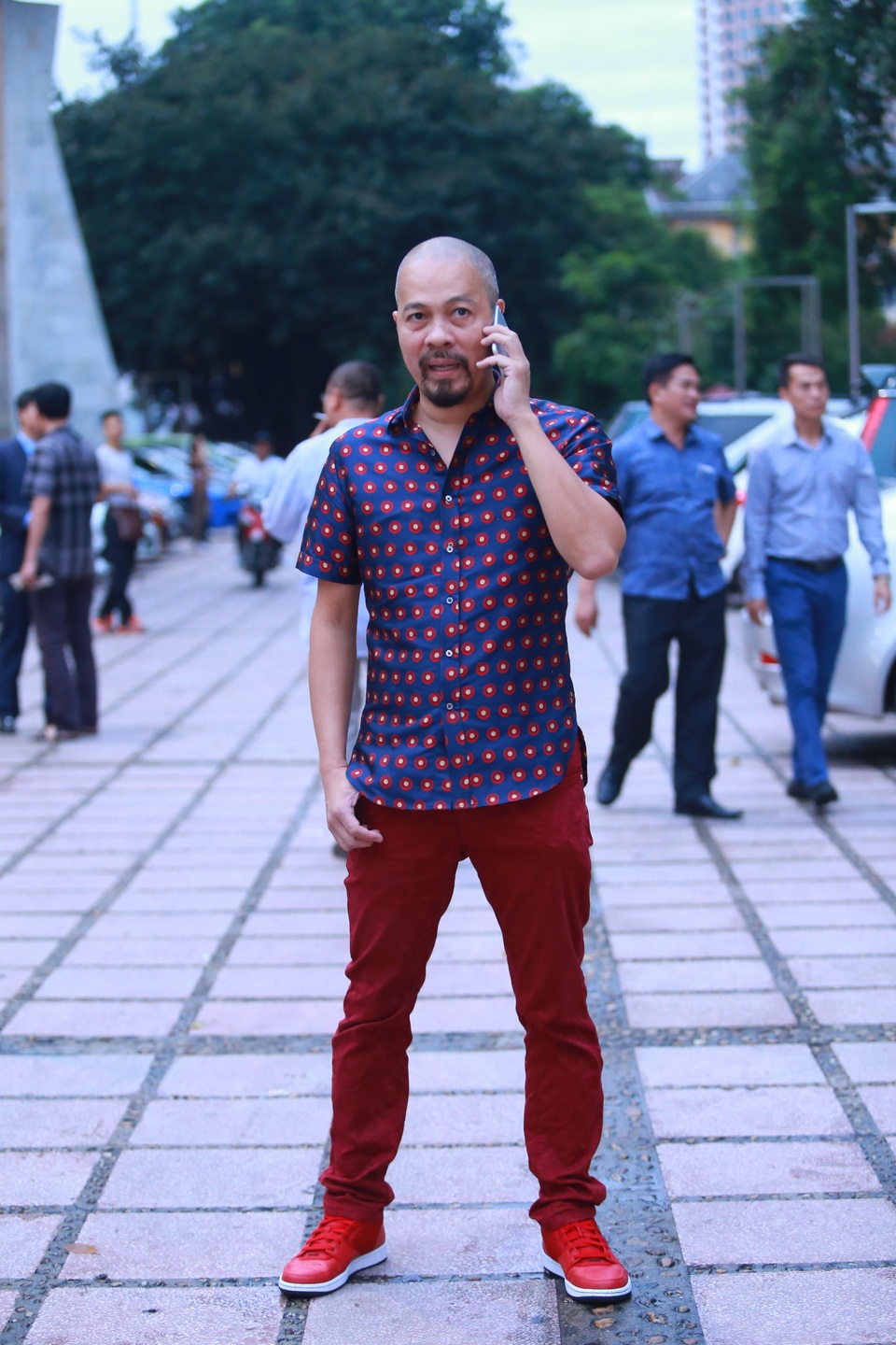 
NTK Đức Hùng sặc sỡ với trang phục mang gam màu nóng đến mừng cưới người em thân thiết của mình.
