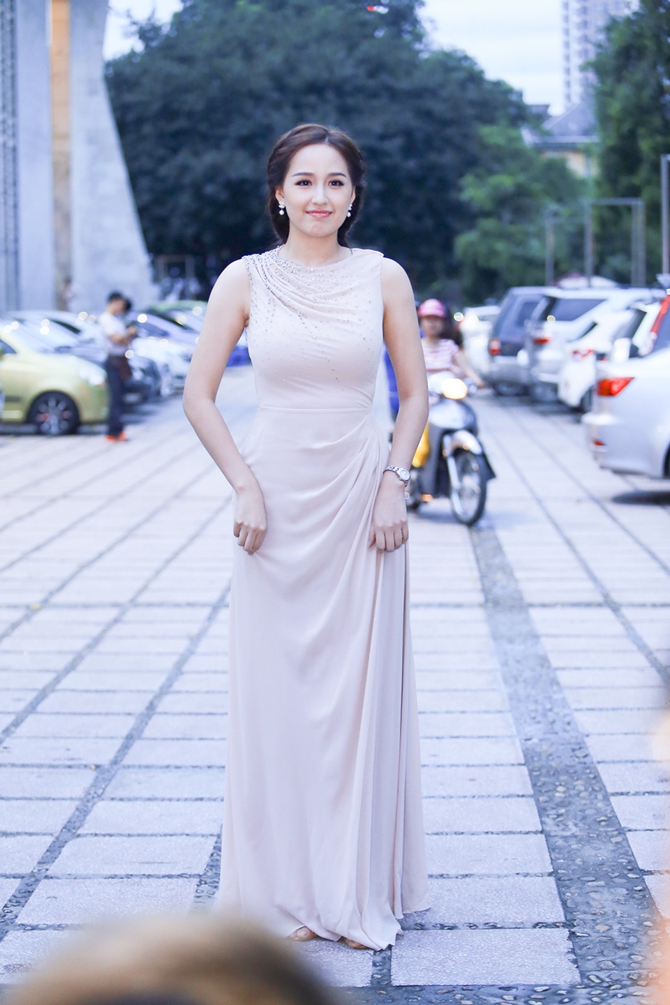 Khánh Thi “tươi như hoa” khi đến dự đám cưới “tình cũ” Chí Anh - 10 Mai Phương Thuý cũng bay từ TP.HCM ra Hà Nội để dự đám cưới Chí Anh. Cô diện một chiếc váy màu nude khá đơn giản.
