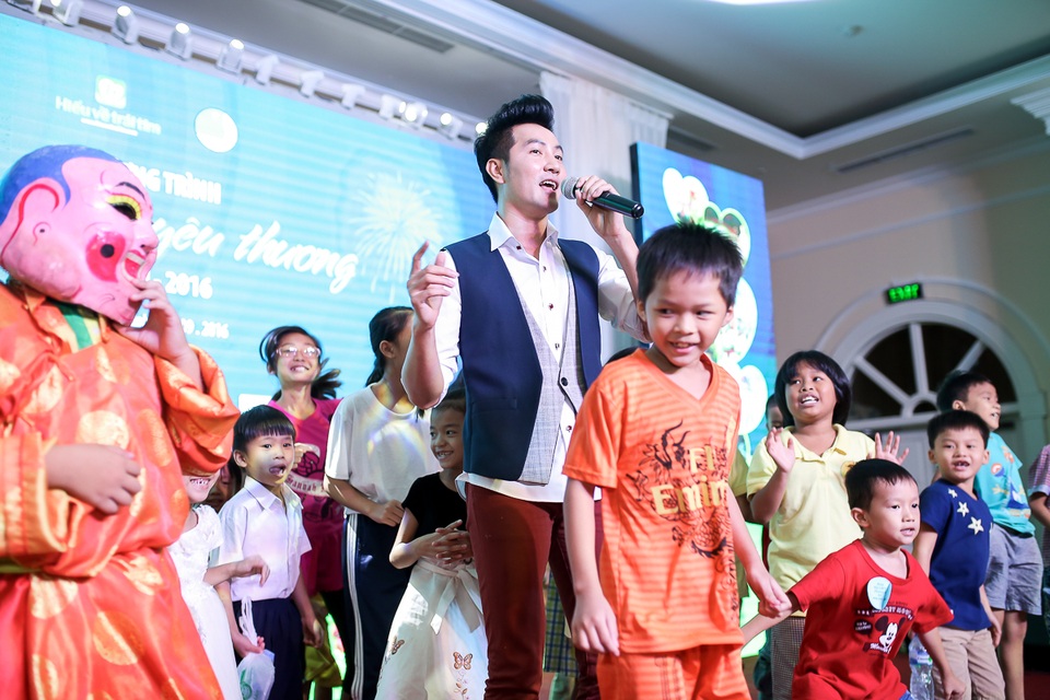 Dàn sao Việt đón trung thu cùng 2500 trẻ em nghèo - 2
Riêng với chương trình “Trung thu yêu thương” 2016 tổ chức vào chiều tối ngày 9/09 tại TP.HCM đã làm cầu nối để đông đảo nghệ sĩ trong làng giải trí như: Diễn viên Trương Ngọc Ánh, Thân Thúy Hà, Hoa hậu Thùy Dung, Hoa khôi Trương Diệu Ngọc, Á hậu Kim Nguyên, Á khôi Lệ Quyên, ca sĩ Nguyễn Phi Hùng, nhạc sĩ Nguyễn Văn Chung, MC Anh Quân… gặp gỡ, san sẻ niềm vui mùa trung thu với 550 em nhỏ là trẻ cơ nhỡ mồ côi của Trường phổ cập giáo dục Quận Bình Thạnh; trẻ em nghèo là con của dân nhập cư từ các tỉnh khác về sinh sống tại Quận 7, 8 cùng trẻ em thuộc mái ấm tại Quận 7, Hốc Môn, Quận 6, Tân Bình, Quận 3.