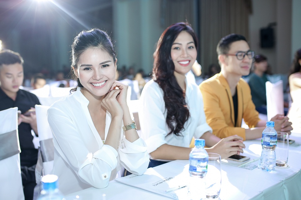 Dàn sao Việt đón trung thu cùng 2500 trẻ em nghèo - 9 Được biết, từ năm 2010 đến năm 2015, chương trình này đã mang lại niềm vui cho 16.500 trẻ em nghèo trên cả nước. Với tất cả sự nỗ lực cố gắng của ban tổ chức, quỹ hy vọng sẽ góp phần mang đến một mùa trung thu trọn vẹn cho các em nhỏ.