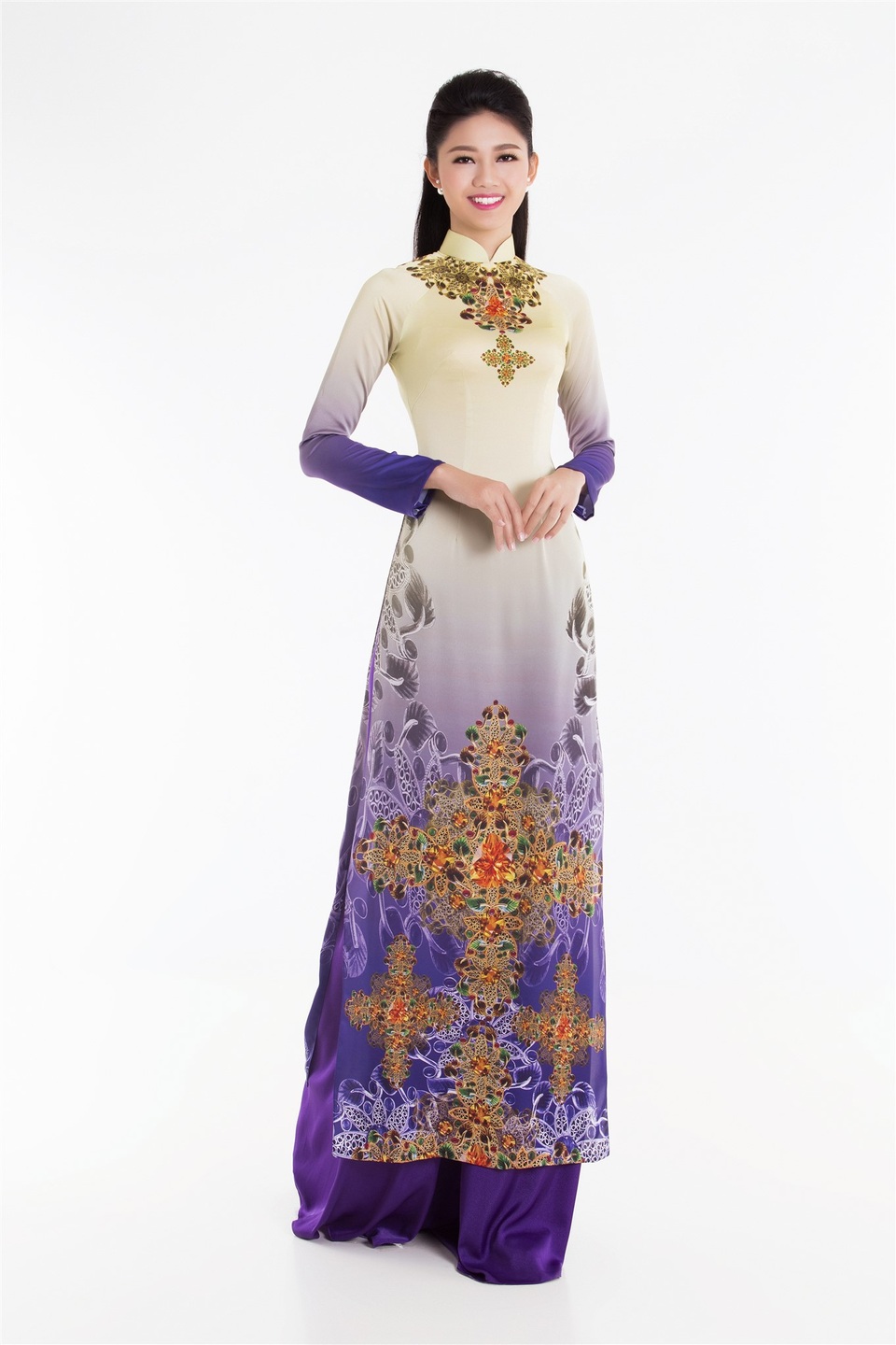 Bộ ảnh áo dài của top 3 Hoa hậu VN 2016 sau khi vừa đăng quang - 8 Bộ ảnh áo dài của top 3 Hoa hậu VN 2016 sau khi vừa đăng quang - 8