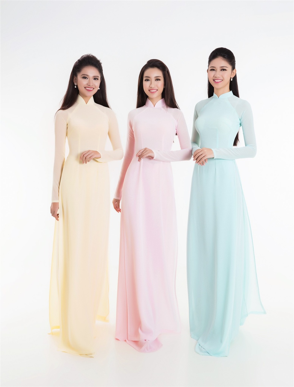 Bộ ảnh áo dài của top 3 Hoa hậu VN 2016 sau khi vừa đăng quang - 2 Buổi chụp ảnh diễn ra trong thời điểm bận rộn nhất của Top với những hoạt động đồng hành, trả lời phỏng vấn... sau đăng quang. Tuy nhiên, các người đẹp vẫn toát lên thần thái rạng rỡ, tươi tắn. Ai cũng hào hứng khi xem lại những hình ảnh của mình qua ống kính Lê Thiện Viễn.