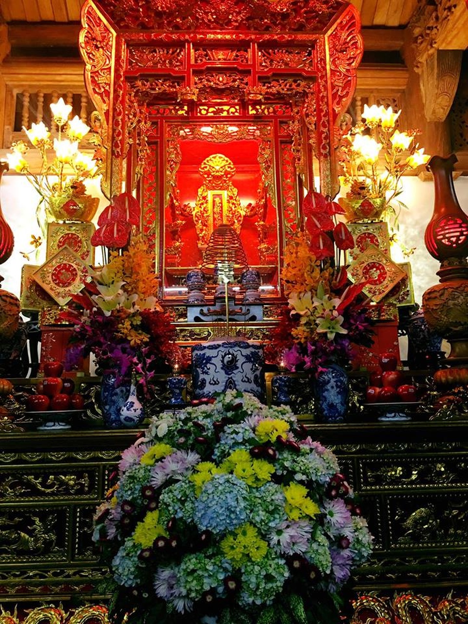 NSƯT Hoài Linh phờ phạc chuẩn bị cho lễ giỗ tổ sân khấu - 5 Bên trong Đền thờ Tổ nghiệp của danh hài Hoài Linh. Ảnh: Cát Phượng.