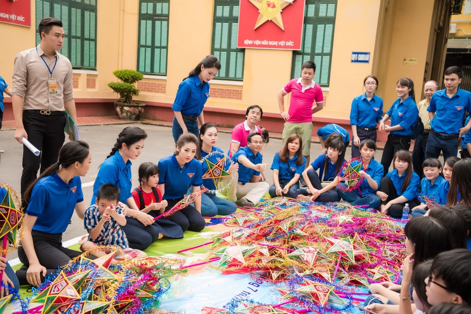 Như thường lệ, các người đẹp xuất thân từ cuộc thi Hoa hậu Việt Nam rất tích cực tham gia các hoạt động từ thiện, xã hội vào dịp Tết Trung thu để mang lại những niềm vui nho nhỏ cho các em nhỏ có hoàn cảnh khó khăn.