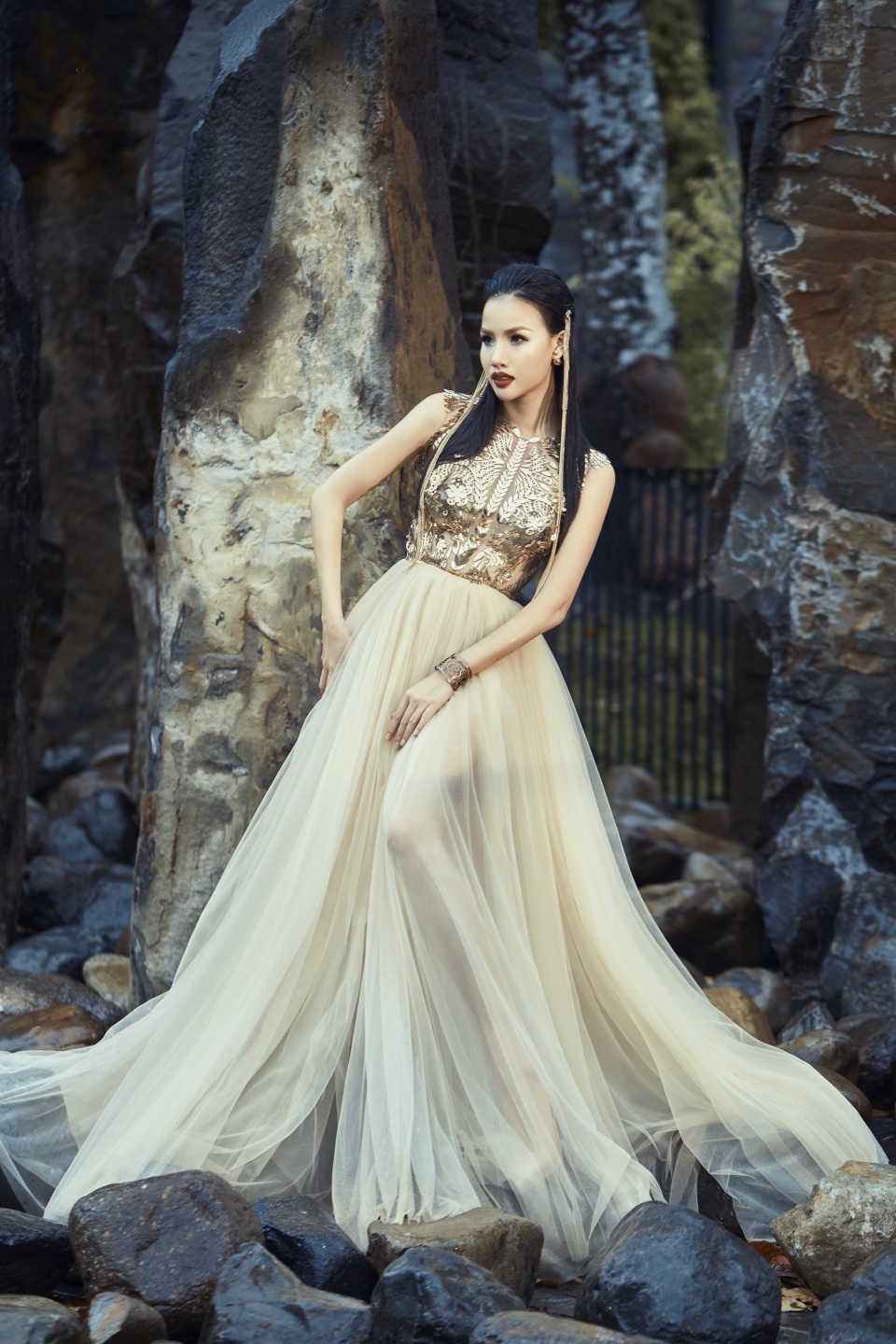 Bebe Phạm trở lại với nghề người mẫu sau nhiều năm kết hôn với Dustin Nguyễn - 5 Bebe Phạm chia sẻ, sau một thời gian khá lâu không đứng trước ống kính nên lần trở lại làm người mẫu trong bộ ảnh lần này cô có rất nhiều cảm xúc. Nếu không có sự động viên của gia đình, bạn bè, đồng nghiệp và đặc biệt là ông xã chắc cô sẽ không thực hiện bộ ảnh này.
