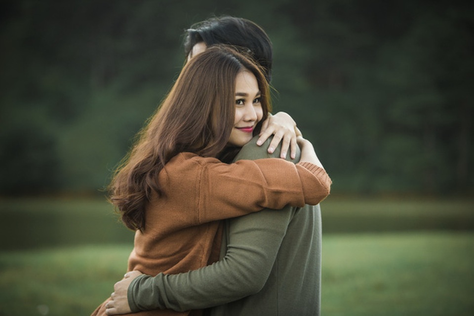 Hà Anh Tuấn hôn Thanh Hằng trong rừng thông lãng mạn - 9 Xem nhau là bạn bè nhưng diễn tình nhân lại rất đạt.