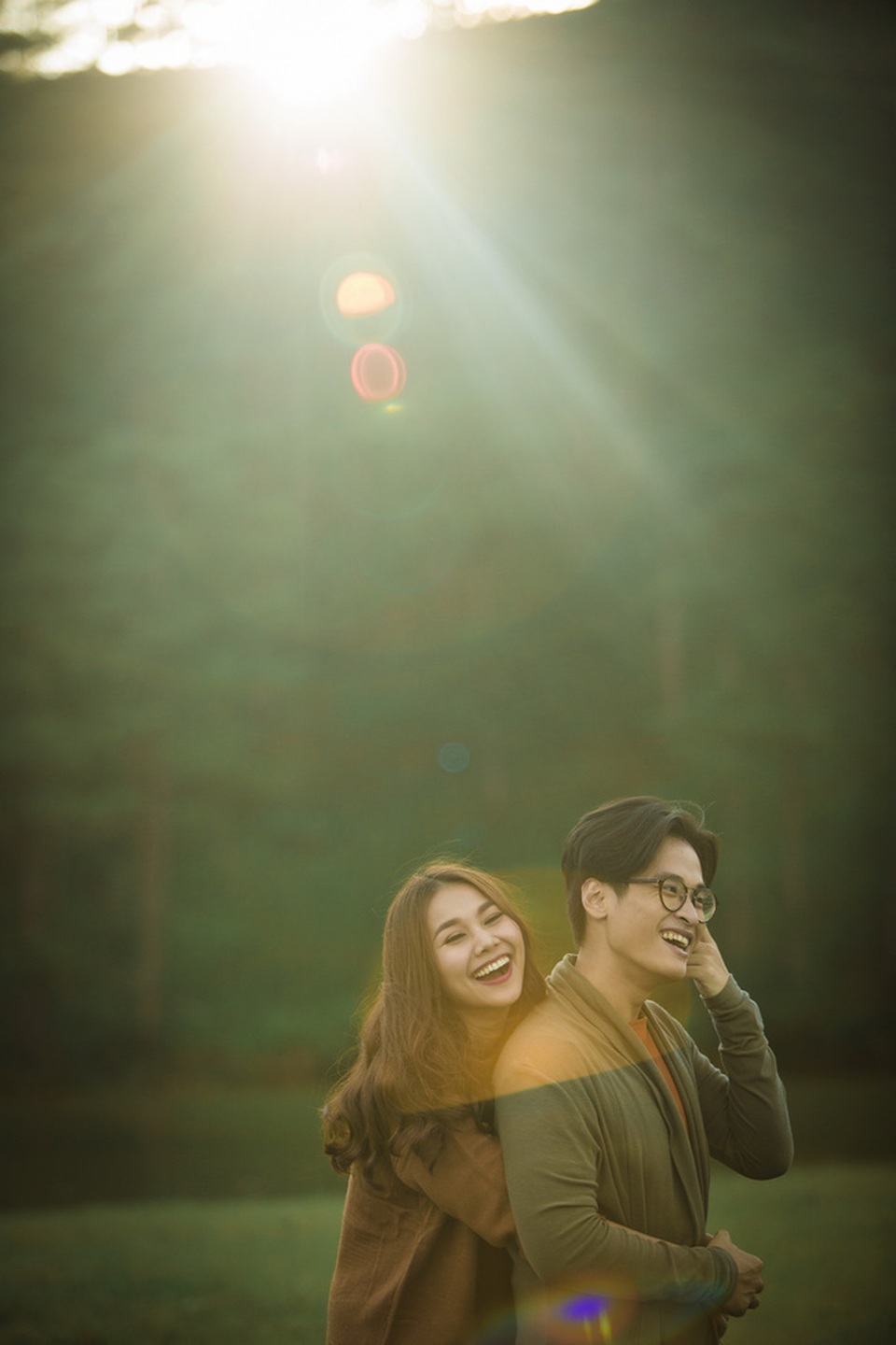 Hà Anh Tuấn hôn Thanh Hằng trong rừng thông lãng mạn - 10 Họ khiến cho người đời không thể không hoài nghi về một tình yêu ngọt ngào ẩn đằng sau tình bạn.
