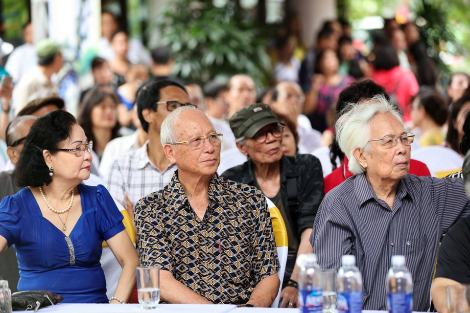 Nhiều nghệ sĩ “gạo cội” của màn ảnh Việt tề tựu trong ngày giỗ Tổ sân khấu - 2 Các nghệ sĩ lão thành dù tóc đã bạc phơ nhưng vẫn có mặt từ sớm để dự lễ giỗ tổ ngành sân khấu.