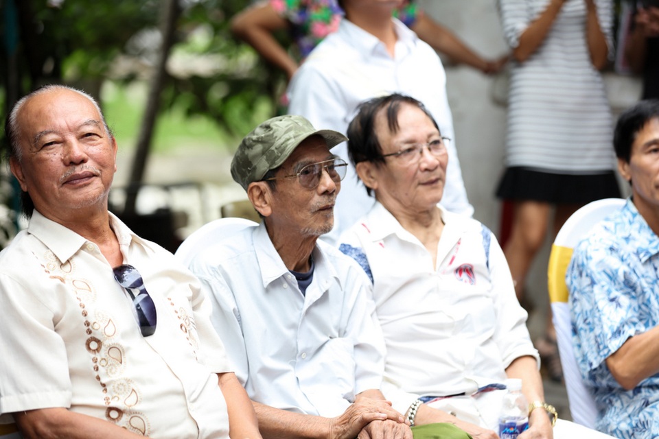 Nhiều nghệ sĩ “gạo cội” của màn ảnh Việt tề tựu trong ngày giỗ Tổ sân khấu - 3 Nghệ sĩ Trần Hạnh đội mũ.