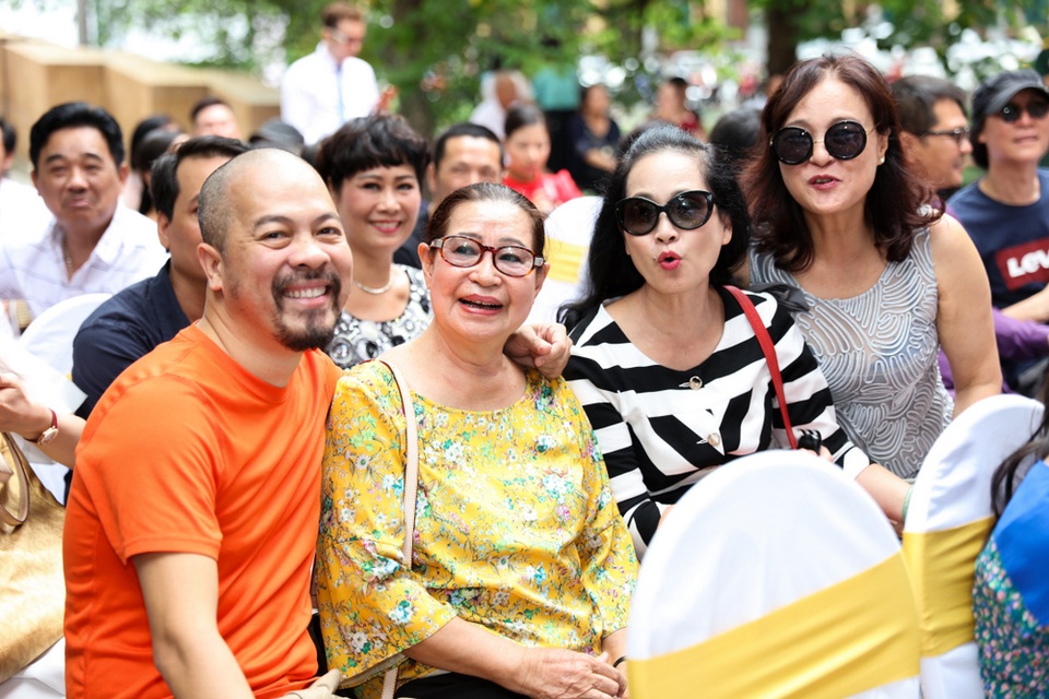 Nhiều nghệ sĩ “gạo cội” của màn ảnh Việt tề tựu trong ngày giỗ Tổ sân khấu - 11 Nghệ sĩ Đức Hùng, Lan Hương, Hoàng Cúc.