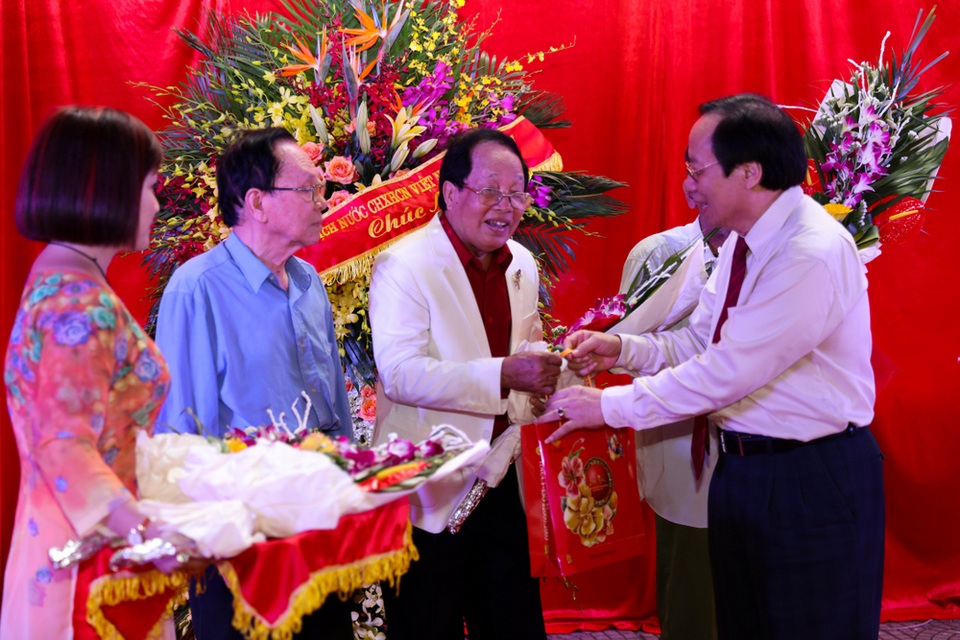 Nhiều nghệ sĩ “gạo cội” của màn ảnh Việt tề tựu trong ngày giỗ Tổ sân khấu - 14 Các nghệ sĩ lão thành nhận các phần quà của Hội Nghệ sĩ Sân khấu.