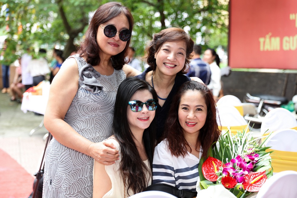 Nhiều nghệ sĩ “gạo cội” của màn ảnh Việt tề tựu trong ngày giỗ Tổ sân khấu - 12 Nghệ sĩ Hoàng Cúc, Lê Khanh, Kim Oanh, Nguyệt Hằng.