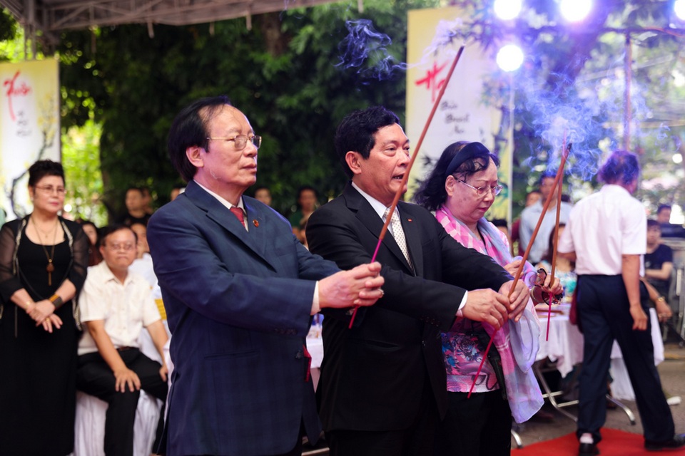 Nhiều nghệ sĩ “gạo cội” của màn ảnh Việt tề tựu trong ngày giỗ Tổ sân khấu - 1 NSND Lê Tiến Thọ, Thứ trưởng Huỳnh Vĩnh Ái và NSND Chu Thuý Quỳnh làm lễ dâng hương tổ nghiệp.