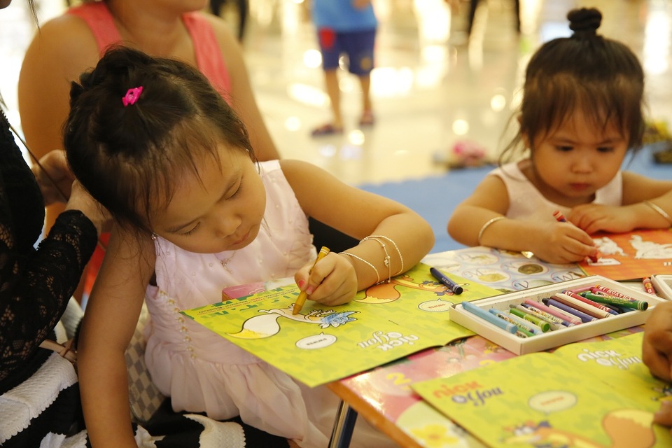 Fan nhí thích thú trước hai nhân vật hoạt hình SpongeBob và Patrick - 3