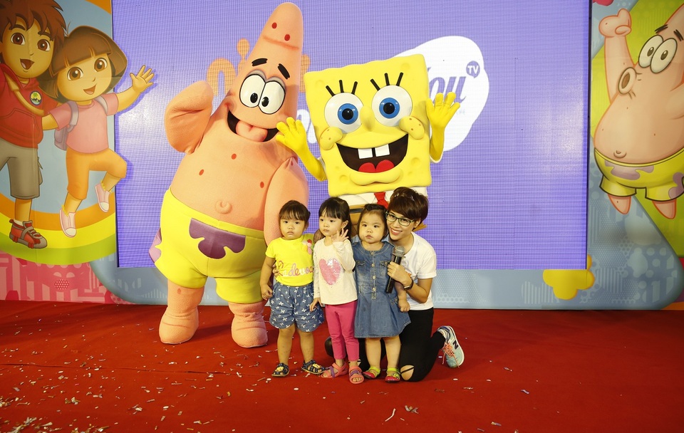 Fan nhí thích thú trước hai nhân vật hoạt hình SpongeBob và Patrick - 2