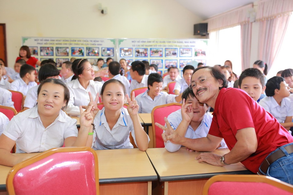 Quang Tèo, Giang Còi “bỗng dưng” đi phát quà với Huyền My - 2