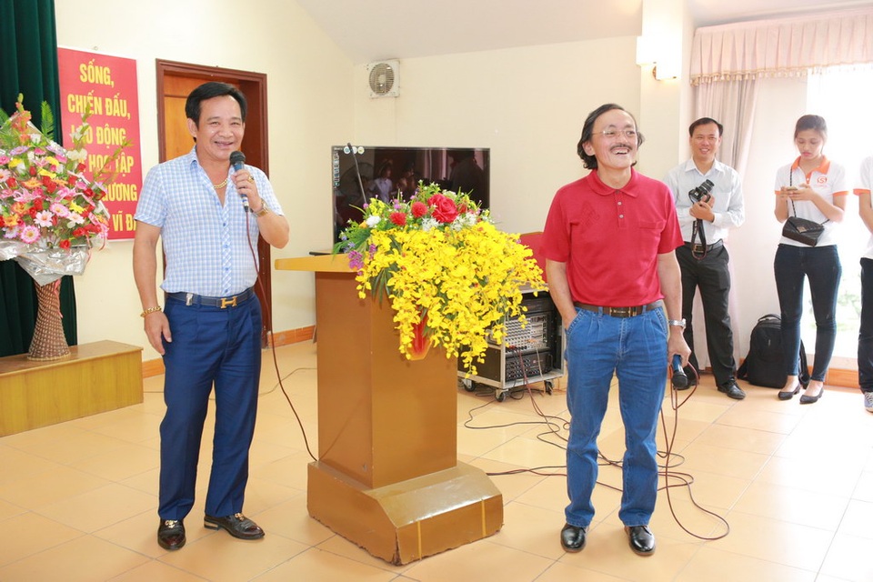 Xuất hiện tại hội trường, hai nghệ sĩ Quang Tèo và Giang Còi đóng vai trò hoạt náo viên, mang lại không khí rất nhí nhảnh và sôi động. Cùng với các nghệ sĩ, Á hậu Huyền My đã khuấy động chương trình bằng những tiếng cười vui nhộn.