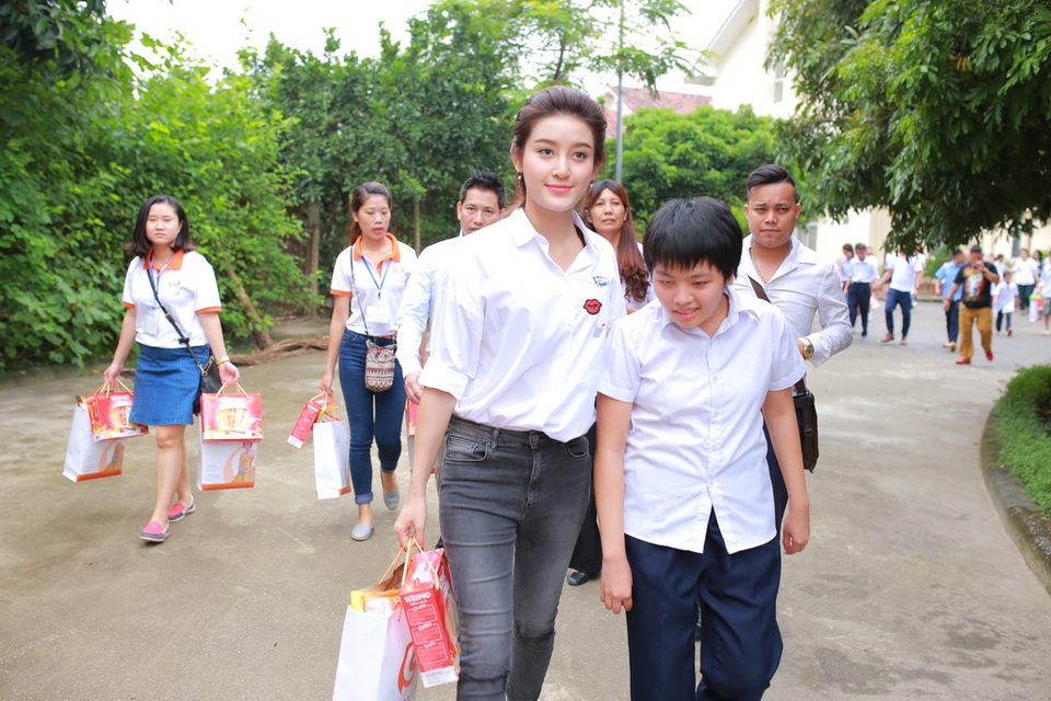 Hôm qua, dù đang rất bận rộn với các dự án công việc riêng nhưng Á hậu Việt Nam 2014 vẫn sắp xếp thời gian để tham gia nhiều chương trình từ thiện nhân dịp Tết Trung thu để đến với các trẻ em nghèo có hoàn cảnh khó khăn và bị ảnh hưởng bởi chất độc màu da cam.