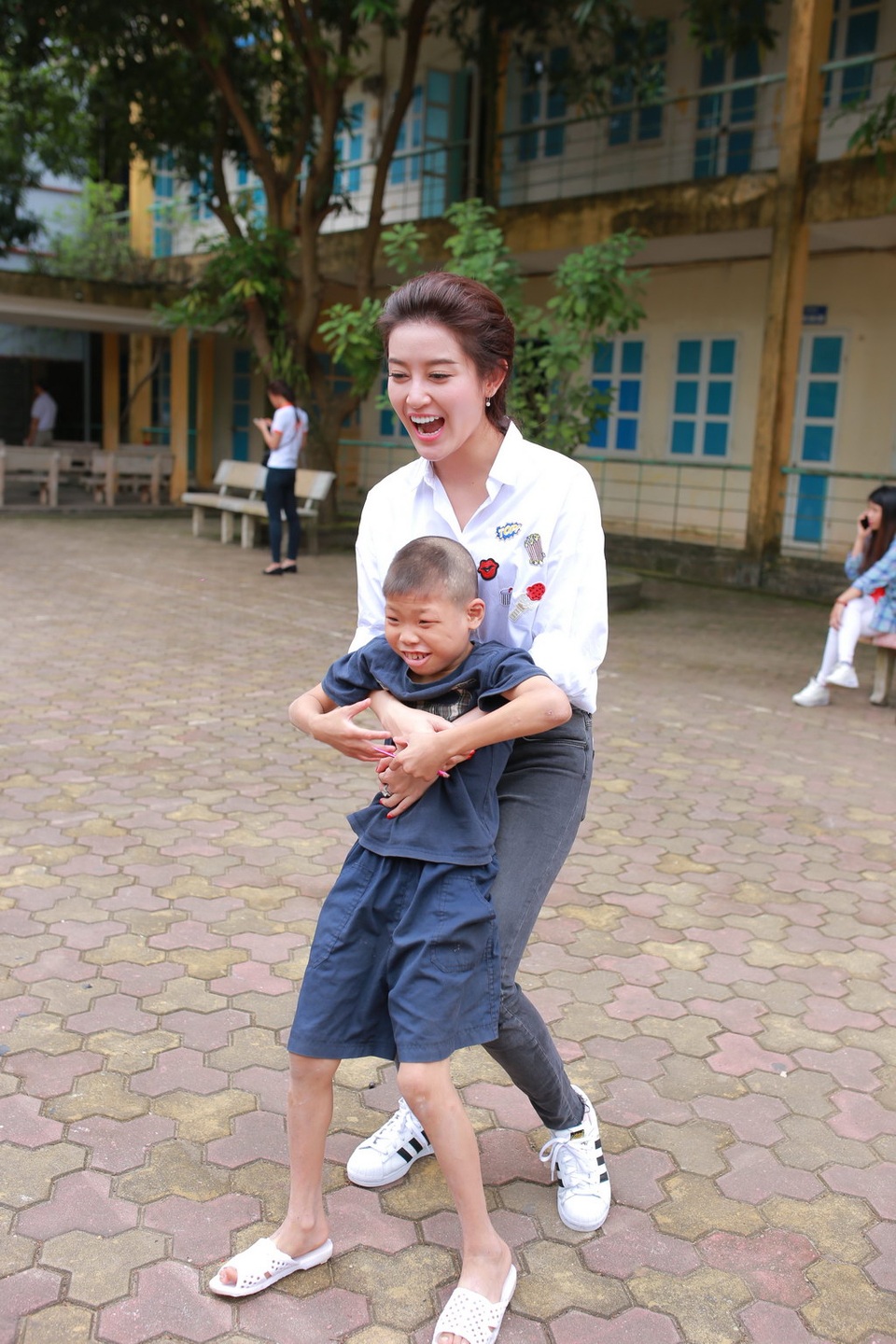 Được tận mắt chứng kiến hoàn cảnh khó khăn của các em nhỏ tại đây, Huyền My càng muốn gần gũi các em hơn và mang tới một không khí vô cùng vui nhộn, thoải mái. Cô không ngần ngại bế bổng các em nhỏ bị di chứng chất độc màu da cam và tự nhiên vui đùa với các em cùng những tràng cười giòn giã.