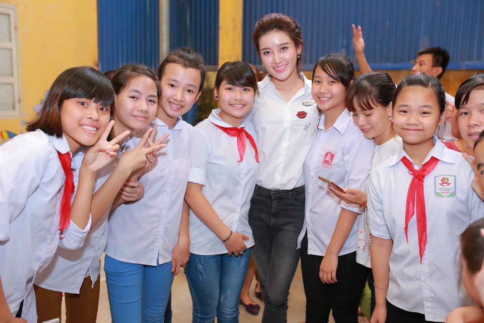 Xuất hiện trong chuyến đi từ thiện ngày hôm qua, Á hậu Huyền My khiến nhiều người lầm tưởng là một cô nữ sinh khi diện áo trắng và quần jeans giản dị. Á hậu xuất hiện khá sớm và được mẹ hộ tống tới địa điểm xuất phát. Được biết, Á hậu đang bị dị ứng do thời tiết nhưng cô vẫn cố gắng xuất hiện trong chuyến đi từ thiện lần này.