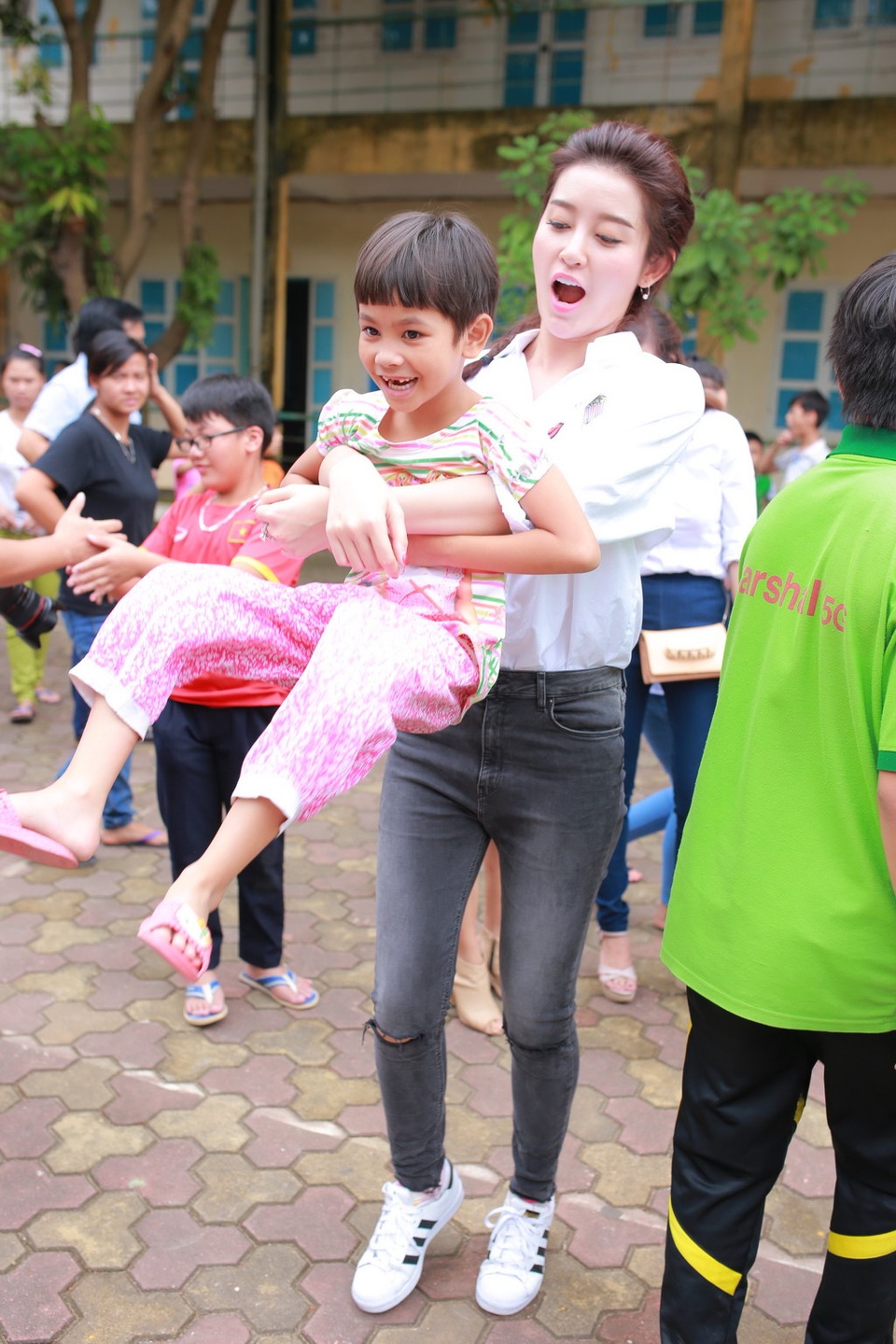 Quang Tèo, Giang Còi “bỗng dưng” đi phát quà với Huyền My - 7