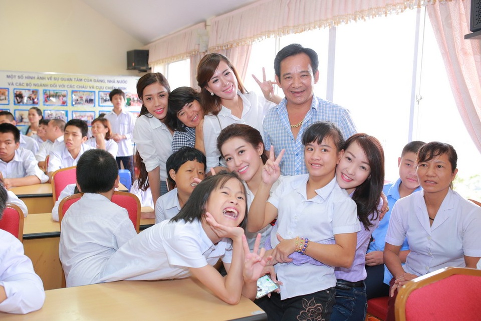 Mặc dù hôm qua là ngày giỗ tổ ngành sân khấu Việt Nam nhưng 2 nghệ sĩ vẫn giành thời gian đồng hành cùng Huyền My trong chuyến đi này. Các nghệ sĩ đã khiến các khán giả như vỡ oà cảm xúc vì được nhìn tận mắt những người đã mang lại cho họ nhiều tiếng cười trong thời gian qua.