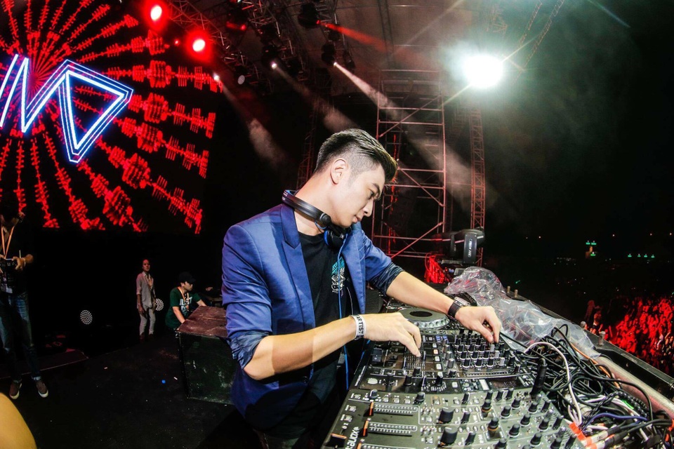 Slim V và Noo Phước Thịnh được mời tham dự Asia Song Festival - 1 Slim V được mời tham gia Asia Song Festival với tư cách DJ.