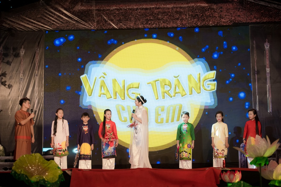 Ở hậu trường của chương trình, đích thân Ngọc Hân chỉnh sửa trang phục, đồng thời make-up và tết tóc cho từng bạn nhỏ mà cô tặng áo dài. Sự gần gũi của cô đã chiếm được cảm tình của mọi người.