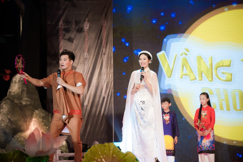 Hoa hậu Việt Nam 2010 tham gia tiểu phẩm hài, thể hiện khả năng diễn xuất bên nghệ sĩ Xuân Bắc trong vai chú Cuội. Xuất hiện lộng lẫy trong bộ áo dài trên sân khấu, “chị Hằng” Ngọc Hân đã kể xấu “chú Cuội” Xuân Bắc chưa làm xong bài tập mà đã trốn xuống hạ giới vì mải chơi.